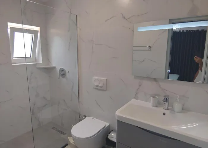 Leonel Zeka Affittacamere 4*